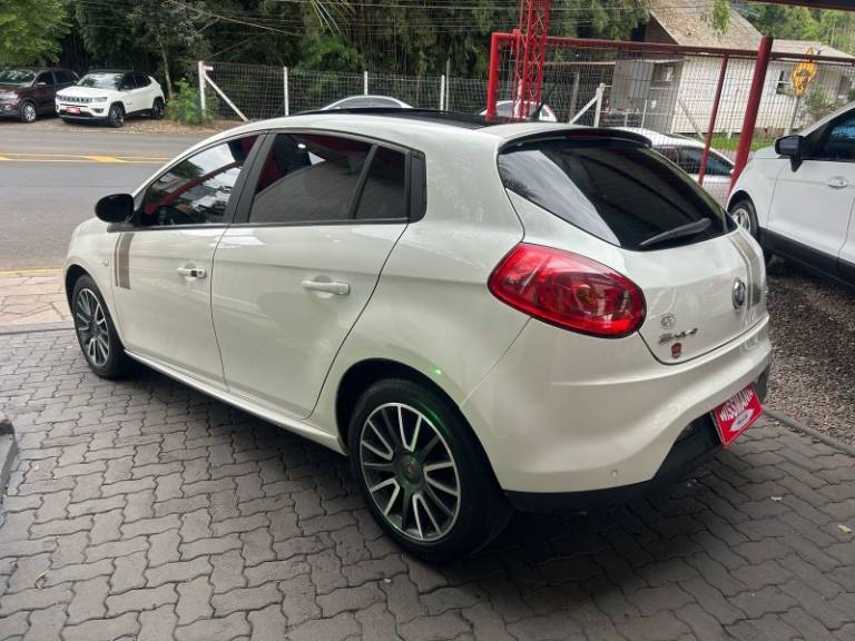 FIAT - BRAVO - 2013/2013 - Branca - R$ 41.800,00