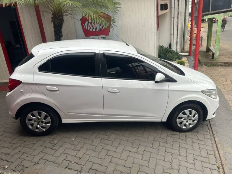 CHEVROLET - ONIX - 2013/2014 - Branca - R$ 45.800,00