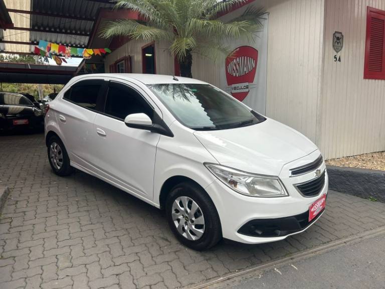CHEVROLET - ONIX - 2013/2014 - Branca - R$ 45.800,00