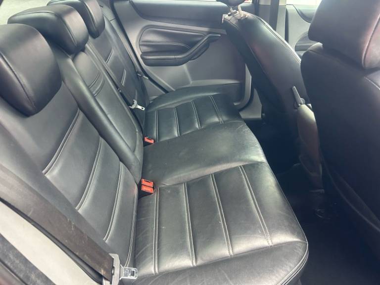 FORD - FOCUS - 2011/2012 - Preta - R$ 43.800,00