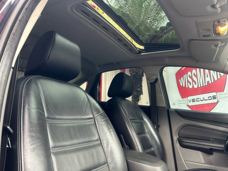 FORD - FOCUS - 2011/2012 - Preta - R$ 43.800,00
