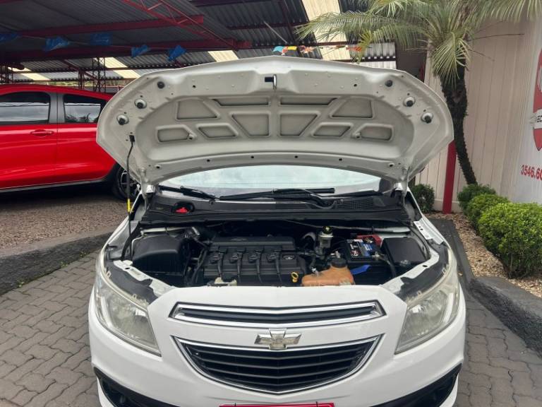CHEVROLET - ONIX - 2013/2014 - Branca - R$ 45.800,00