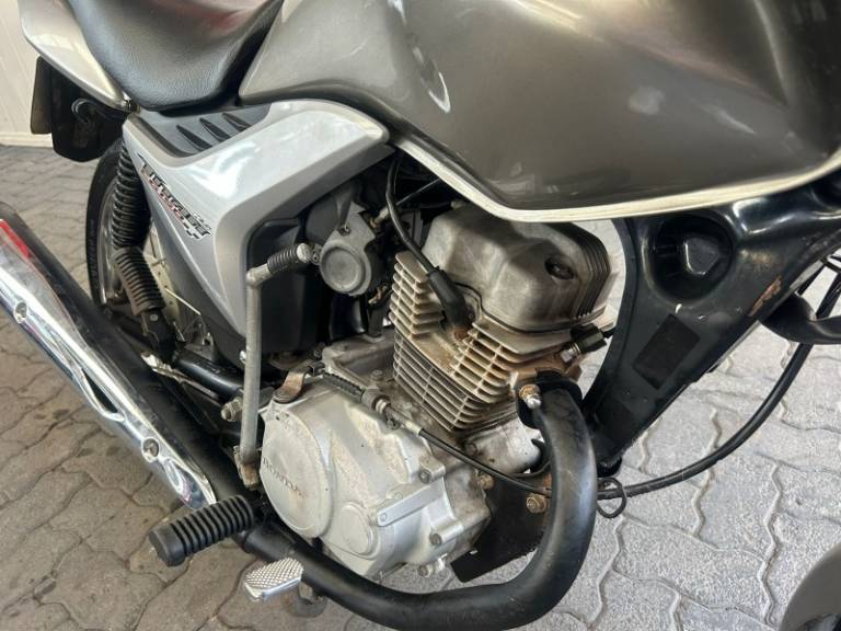 HONDA - CG 150 - 2009/2009 - Prata - R$ 9.800,00